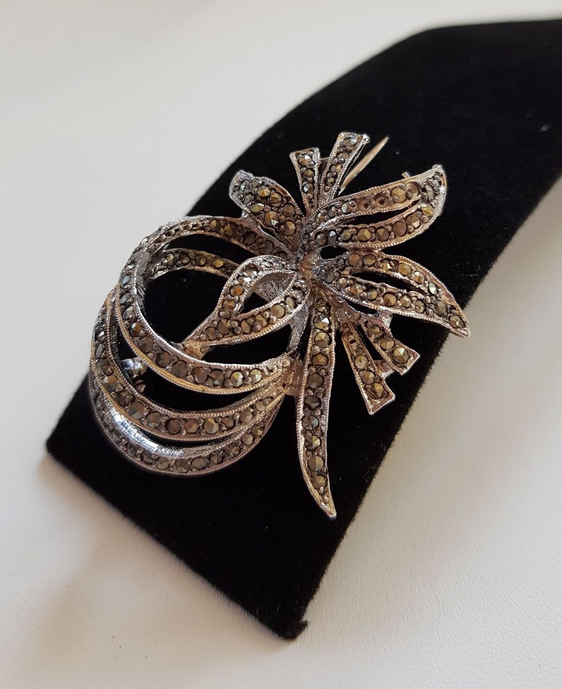 Broches & Aiguilles: Brosche mit Strasssteinen – D'occasion à Wald ZH par Silena02 1