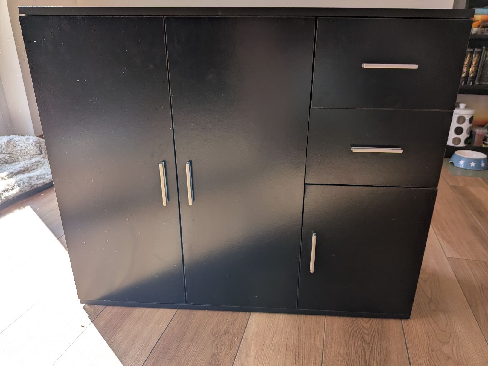 Cassettiere: Gratis schwarzes Sideboard mit 3 Türen und 2 Schubladen – Usato da Walde AG venduto da hug_n6v5