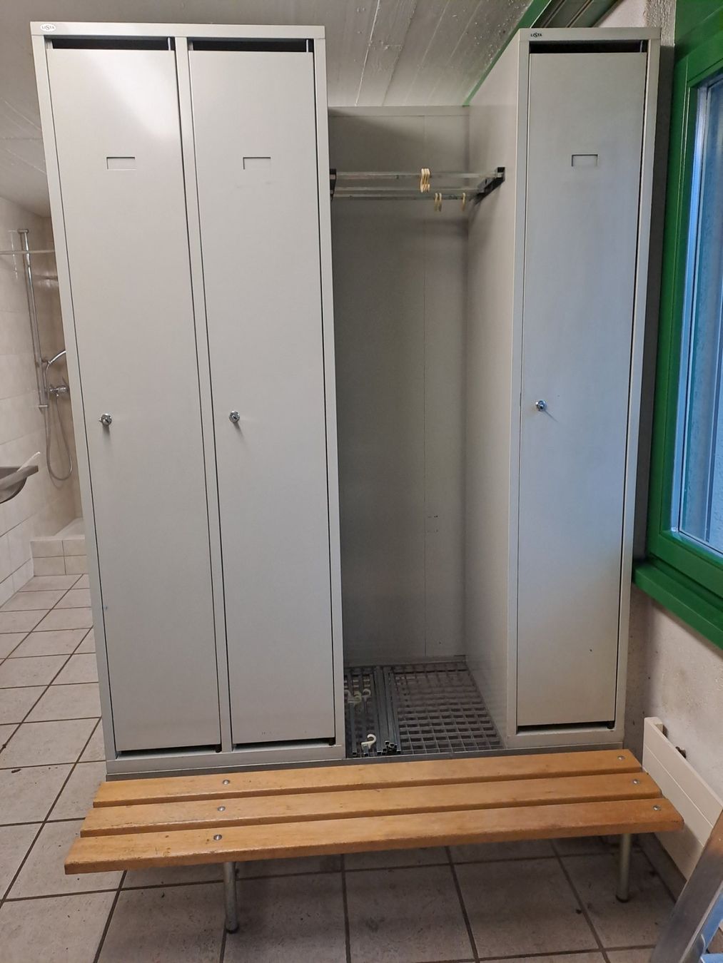 Lista Guardaroba: Garderobenschrank Lista – Usato da Oberhelfenschwil venduto da weidstyle