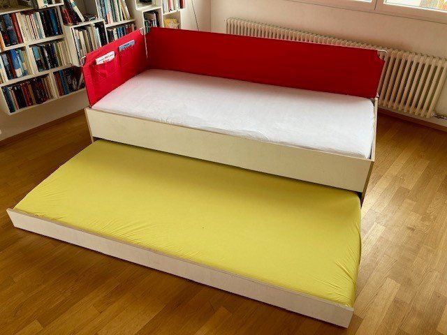 Bett mit Wandschutz & ausziehbarem Zusatzbett vom Schreiner