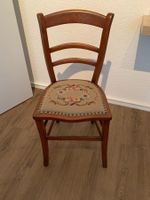 Antiker Holzstuhl mit Blumenmuster  , Gobelin , schöne Deko
