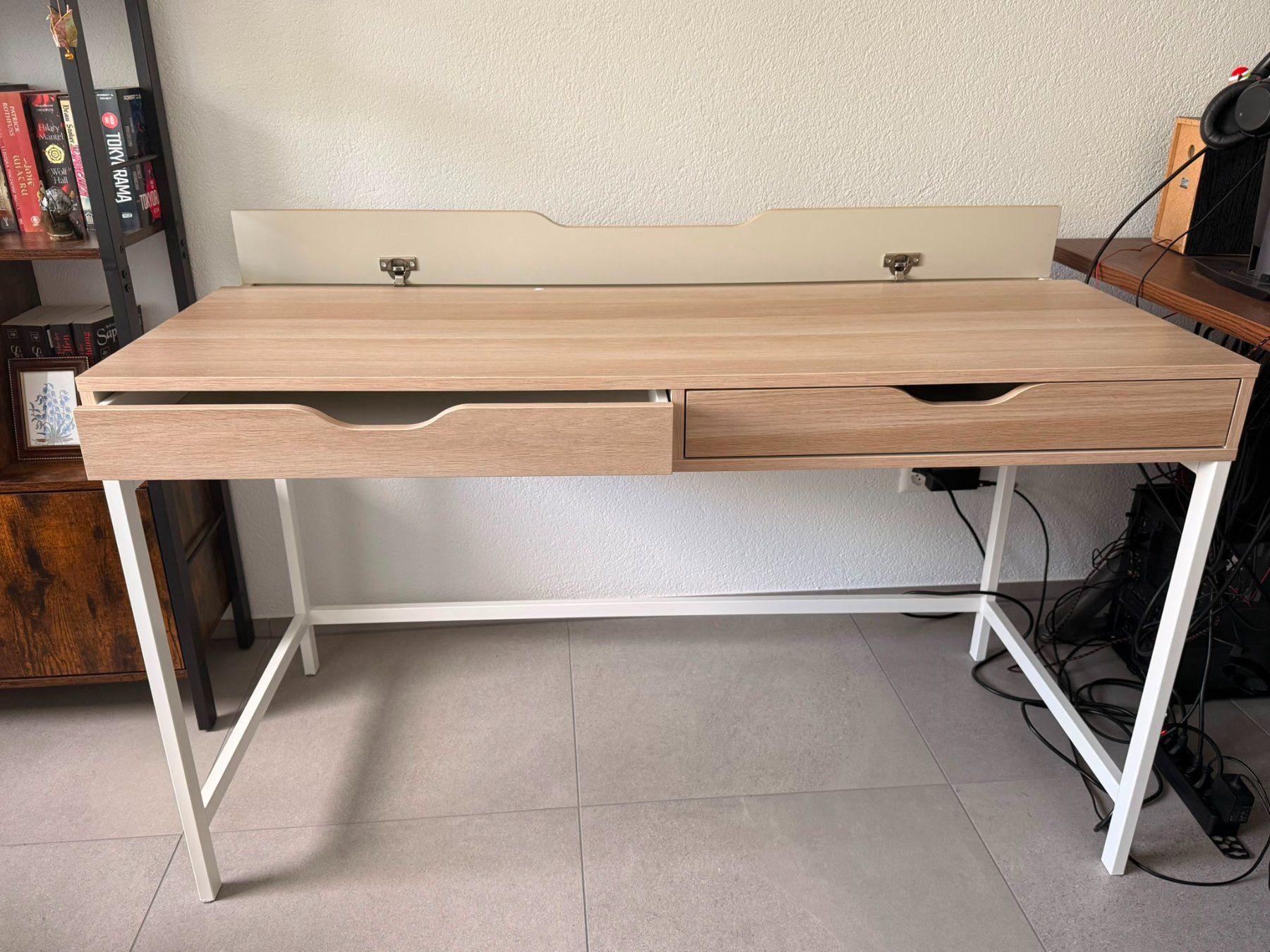 Ikea Scrivanie: Schreibtisch mit 2 Schubladen – Usato da Dübendorf venduto da wow_7nt9 2