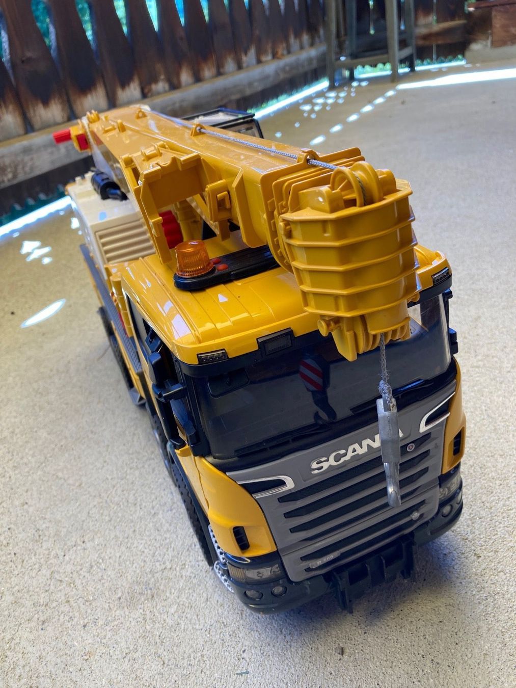 Fahrzeuge für Kinder: Lastwagen mit Drehkran – Gebraucht aus Grindelwald von Himmelbett