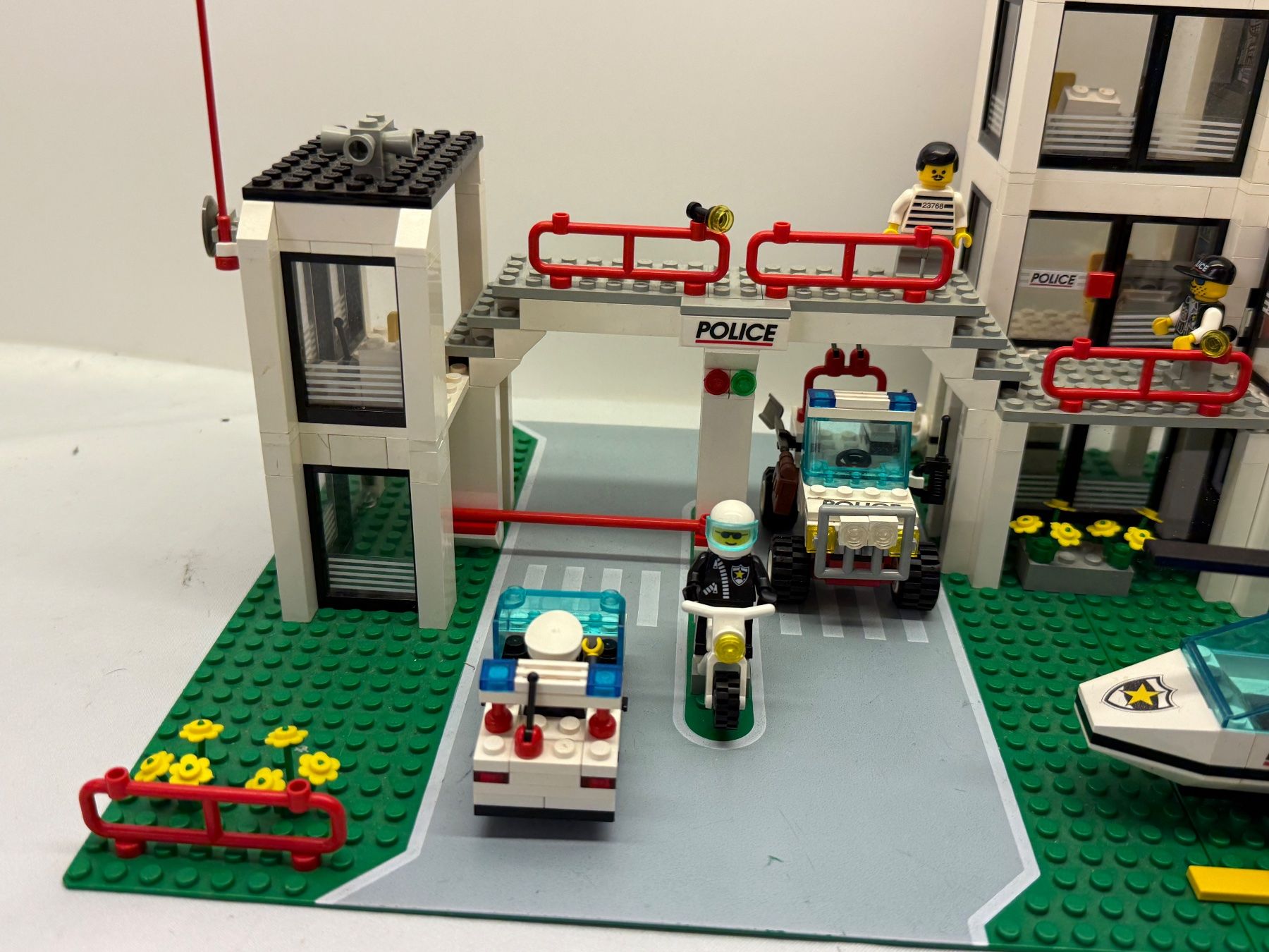 LEGO City 6398 - Polizei-Präsidium - Central Precinct HQ (Gebraucht) in ...