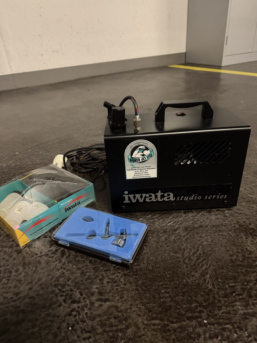 Compresseurs:  Airbrush-Kompressor von Iwata – D'occasion à Kilchberg ZH par Lisavivienne