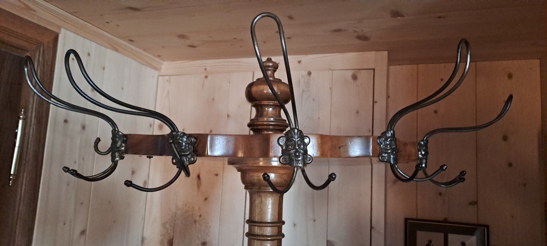 Guardaroba: Antike Garderobe / Kleiderständer, Nussbaum – Usato da Trogen venduto da Limboo 3