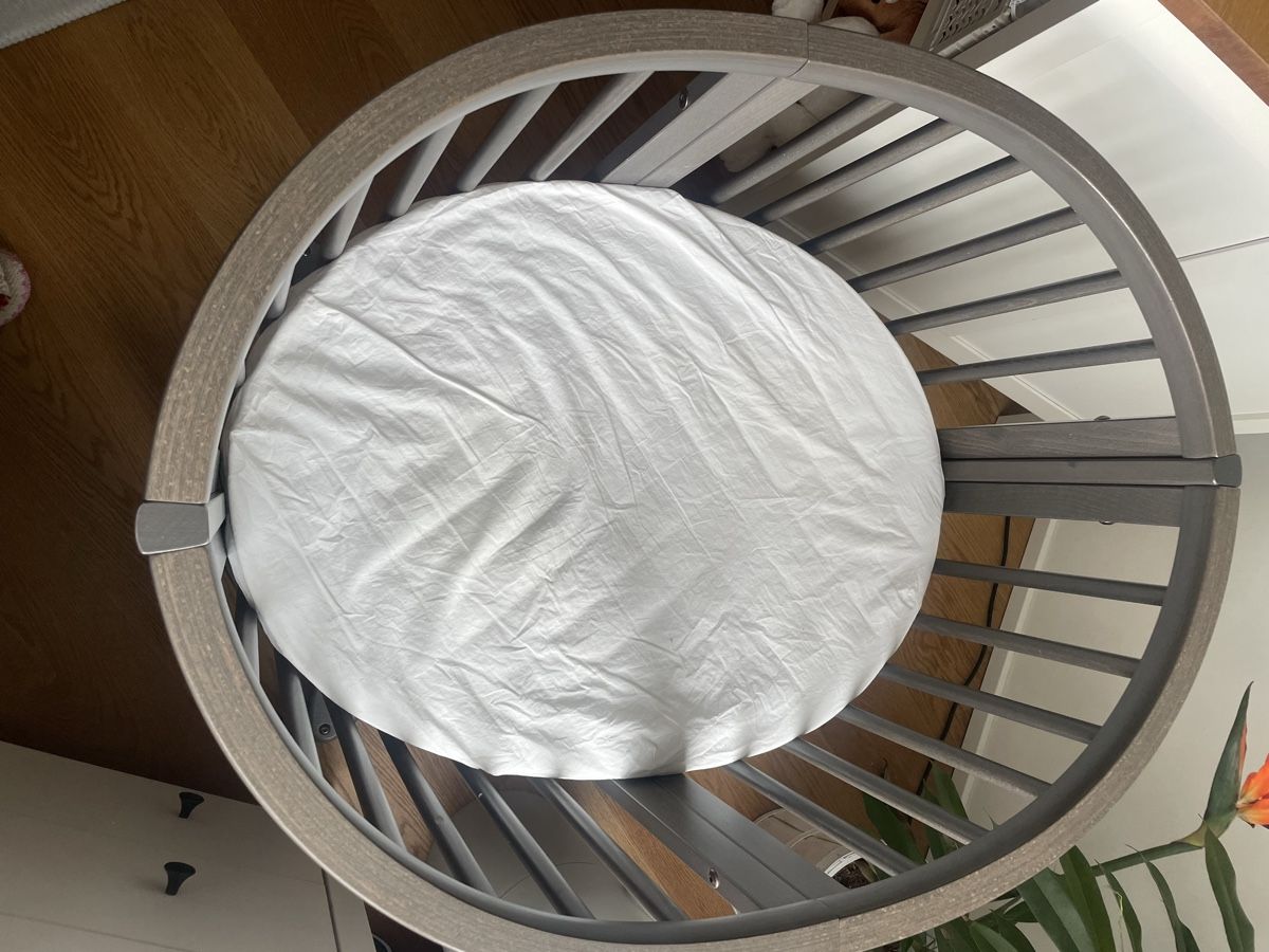 Betten: Stokke mini Baby Crib Grey with Wheels  – Neu (gemäss Beschreibung) aus Kilchberg ZH von Findyourself 1