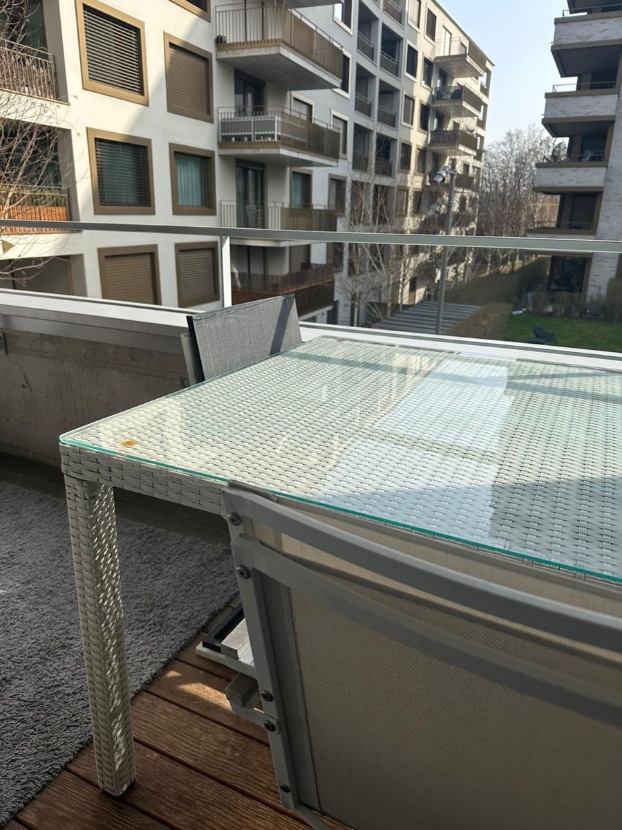 Set di tavolo e panche: tavolo con vetro – Usato da Kloten venduto da mar_6jqh