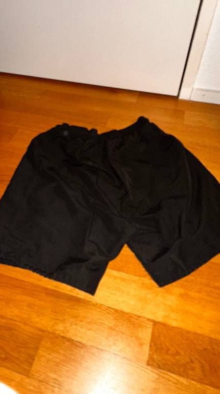 Pantalons: Adidas kurze Sporthose S – D'occasion à Romanshorn par cedoo8590 1