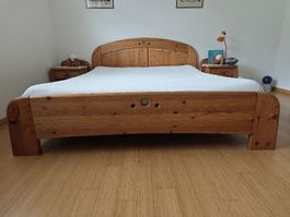 Bett mit 2 Nachttischen und Lampen, Massivholz