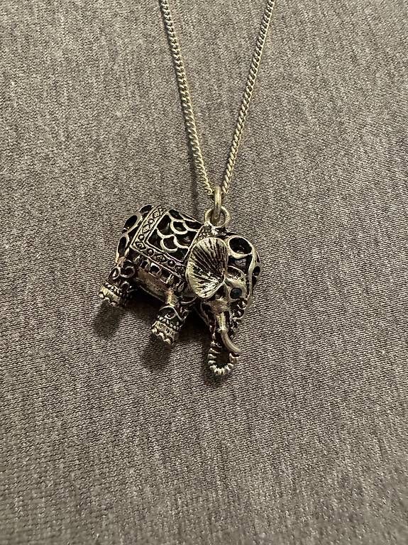 Colliers: necklace with elephant pendant – D'occasion à Wädenswil par jzw_xzt5