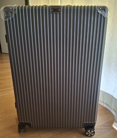 Neuer Hartschalenkoffer mit 4 Rollen