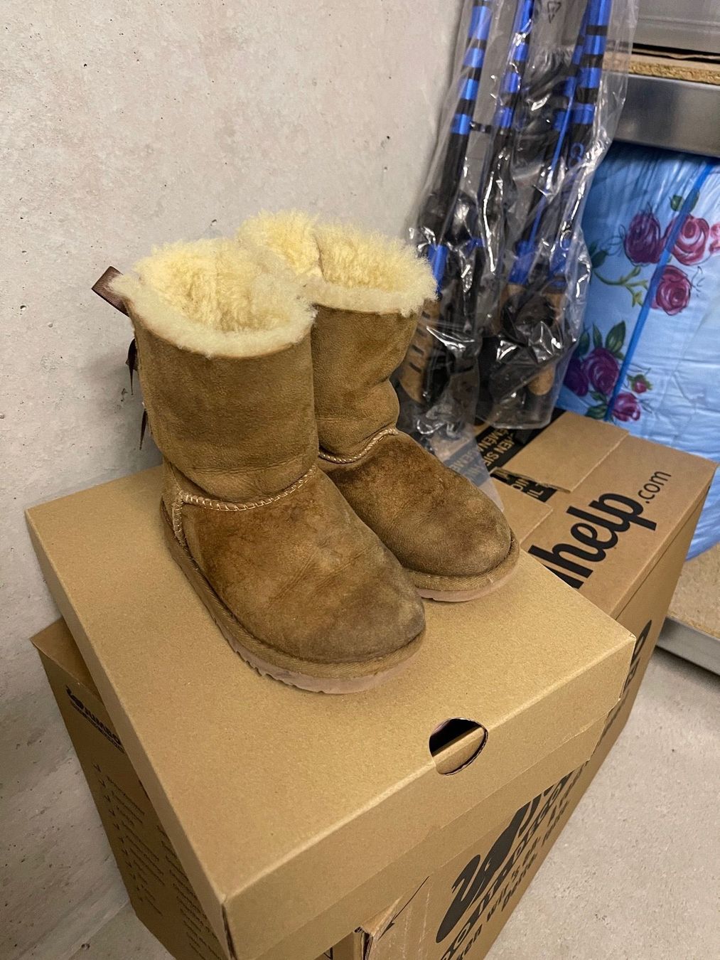 Ugg Scarpe per ragazze: Kinder UGG Grösse 27 – Usato da Rheinfelden venduto da adidas1984 1