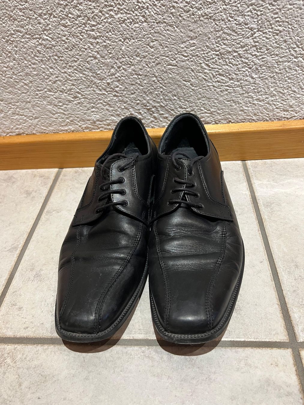 Scarpe da uomo: Schwarze Herren Anzugsschuhe, Gr. 43 - Gratisversand – Usato da Frutigen venduto da lurit 1