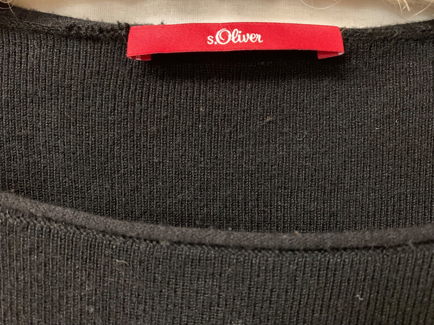 Maglioni & Felpe: schwarzer Pullover mit speziellem Armabschluss / neuwertig – Usato da Meilen venduto da Flockenwirbel 1
