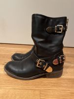 Schwarze Stiefeletten mit Schnallen