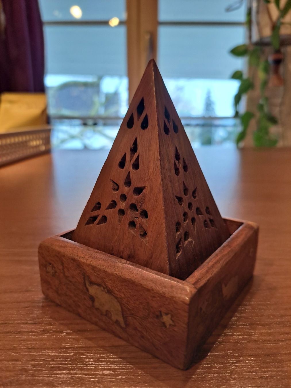 Alle Dekorationen: Handgefertigte Räucherpyramide aus Holz – Gebraucht aus Rafz von MuriFinn