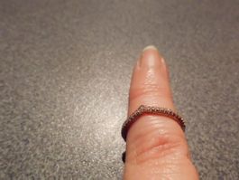 Ring goldfarbig, kleine Steinchen, Spitz
