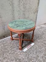 Runder Beistelltisch aus Holz mit grüner Marmorplatte