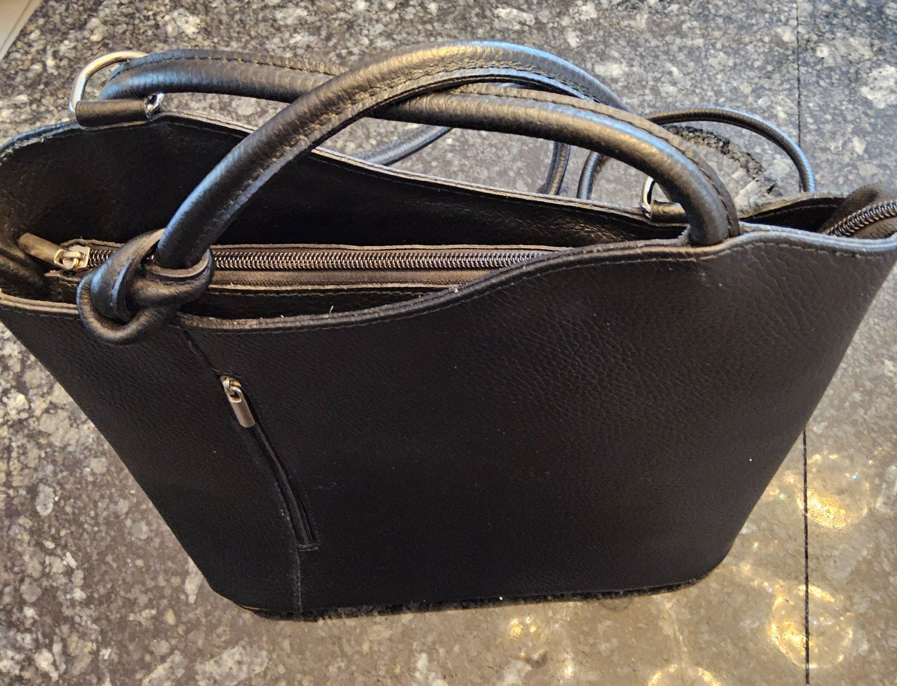 Sacs femmes: Schwarze Ledertasche und/oder Rucksack – D'occasion à Kaiseraugst par saladinpa 5