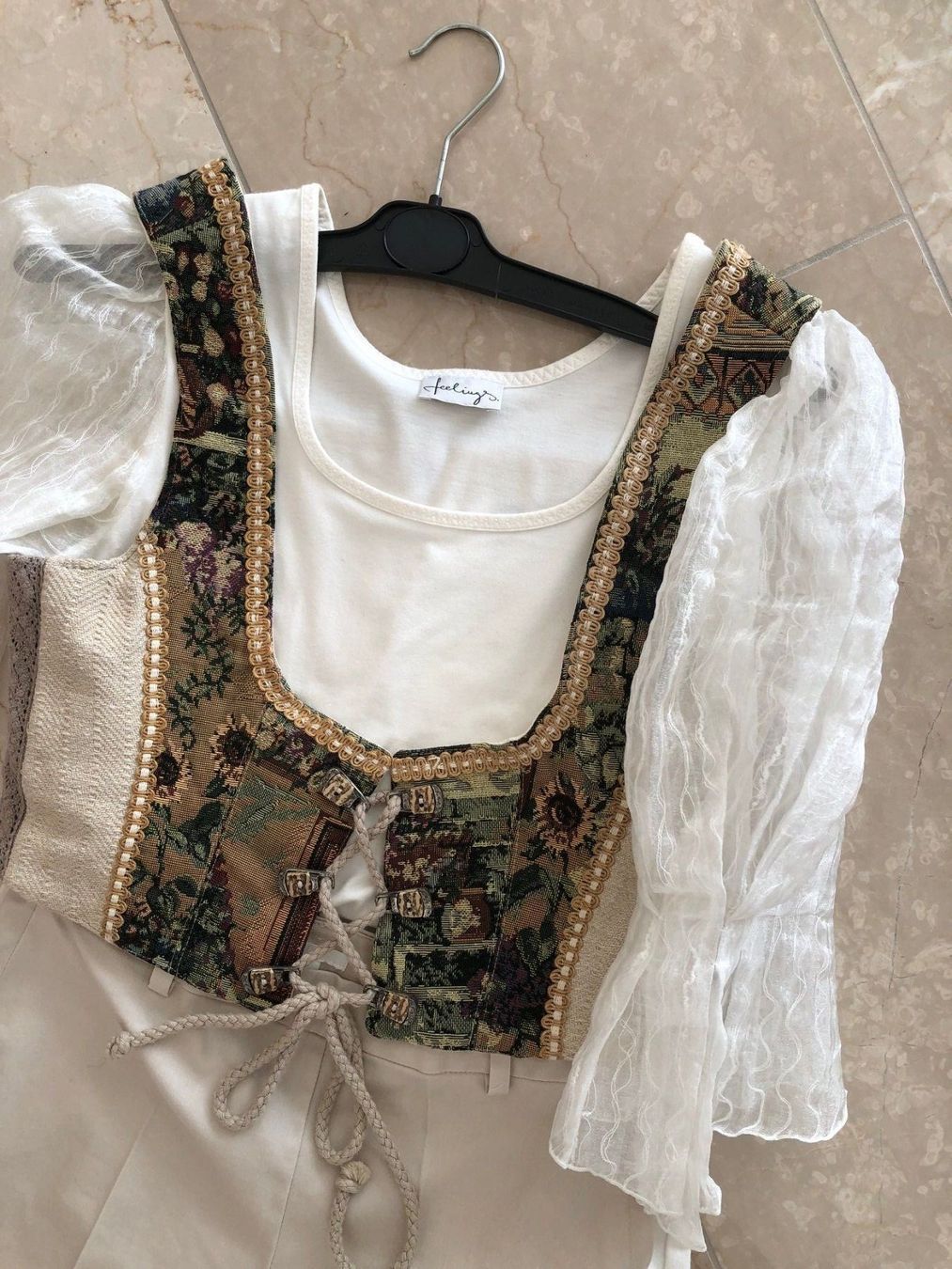 Lotti di vestiti: Trachtenbustier mit Blusenshirt und Hose – Nuovo (secondo la descrizione) da Hergiswil NW venduto da redrose51