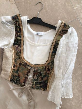 Trachtenbustier mit Blusenshirt und Hose