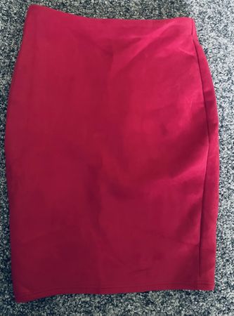 Roter Rock mit Schlitz - perfekt für den Sommer!