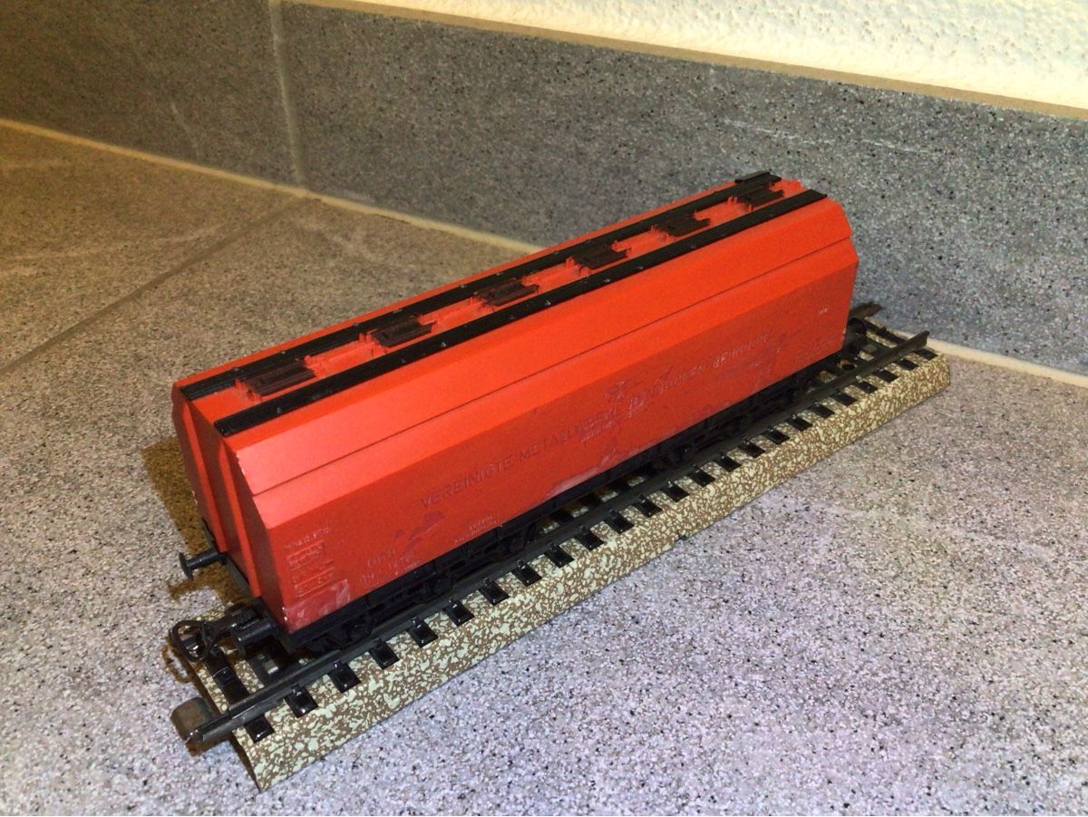 Kleinbahn Modellini di ferrovie: Roter Güterwagen von Hag, Spur H0 – Usato da Galgenen venduto da PhilM.