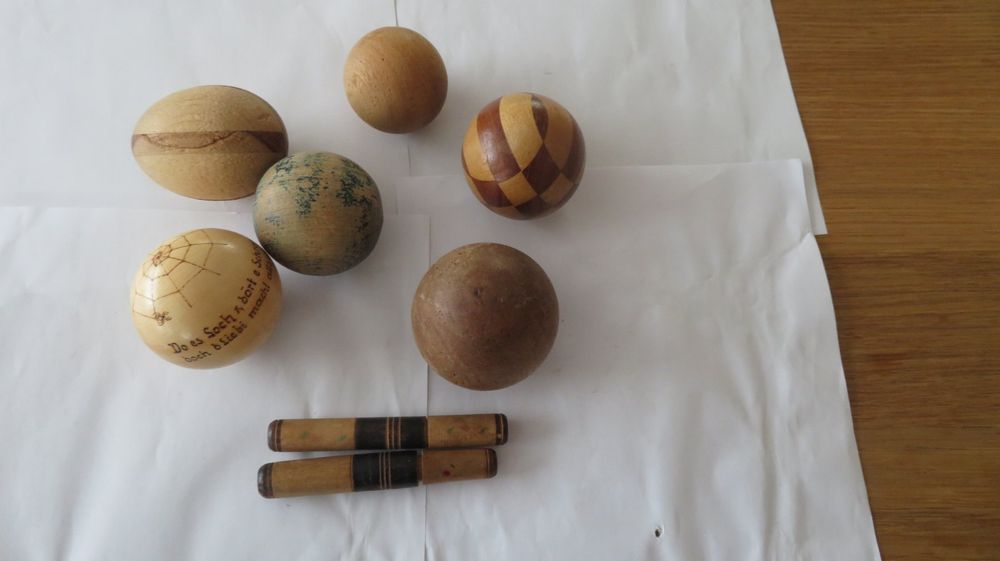 Stopfkugeln 5 Stück 1 Stopfei und 2 Nadelbehälter antik (Gebraucht) in ...