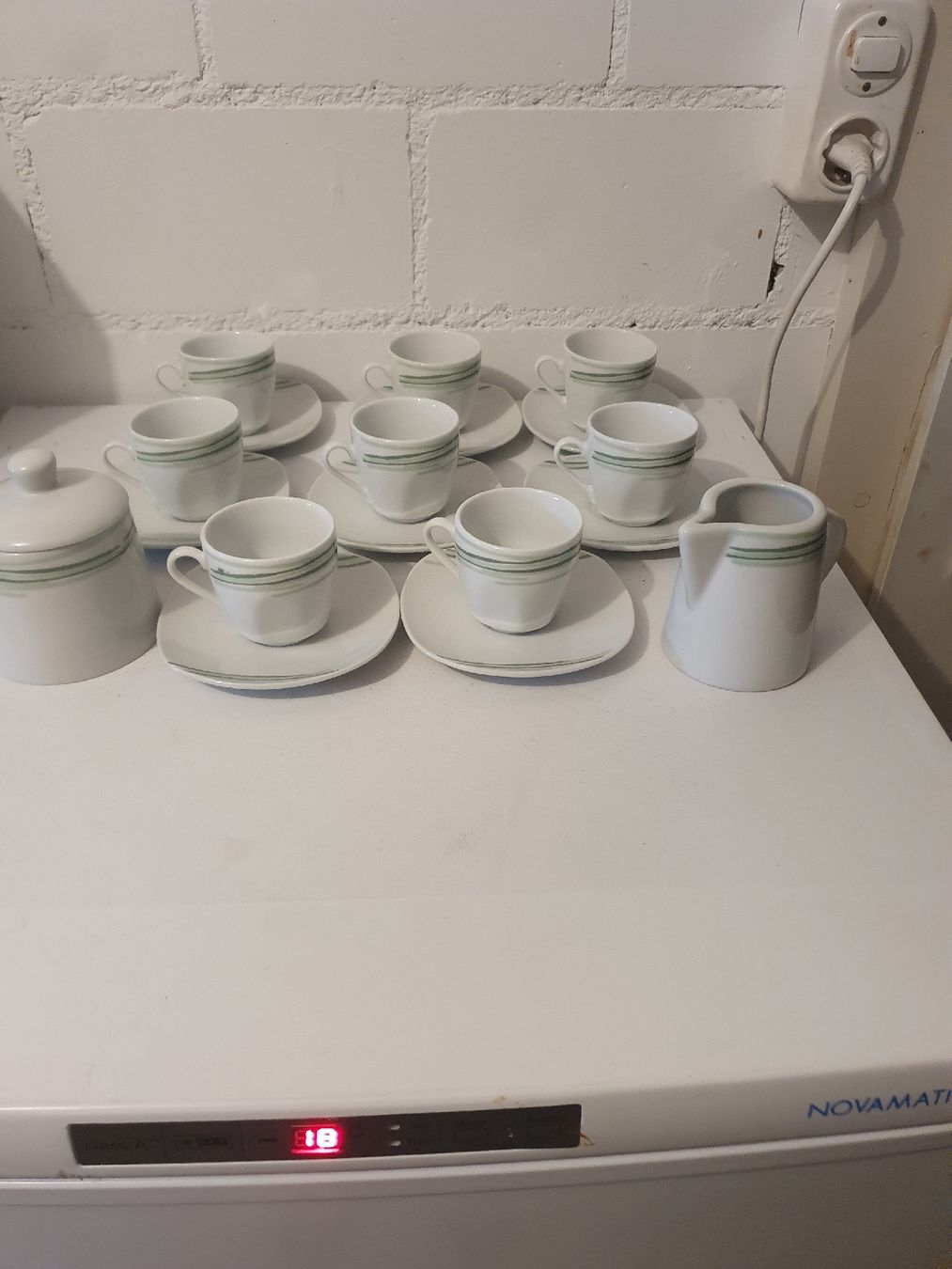 Set di piatti: 8 x KAFFEETASSEN MIT UNTERTELLER – Usato da Uster venduto da chetere