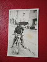 Photokarte Mann auf Motorrad s/w Karte