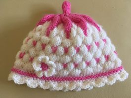 Weisse Erdbeermütze Merinowolle handgestrickt Geschenk