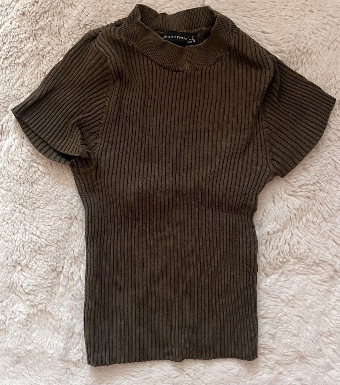 Bershka T-shirt: crop top vert kaki – Usato da Bernex venduto da claraaaa4 1