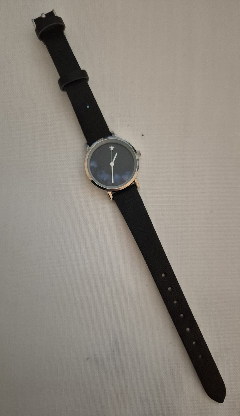 Montres: ASOS watch black leather strap - good condition – D'occasion à Zürich par mrs_kz6n