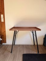 Büro Tisch in Holz Optik mit Stahl Beinen.