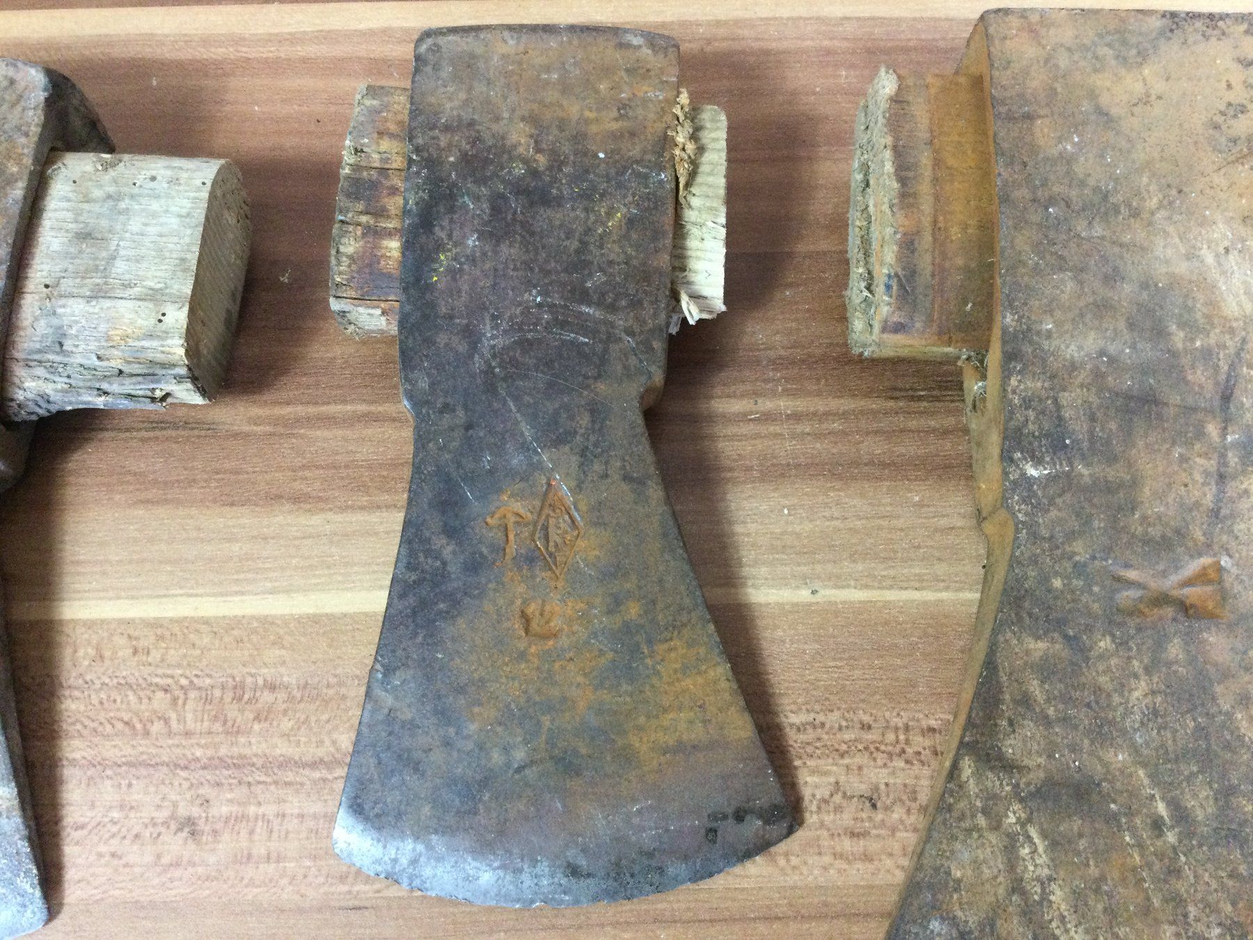 Attrezzi da lavoro: Posten alte rostige Äxte Beile – Usato da Wangen SZ venduto da kuriosum12 2