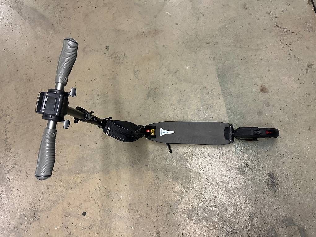 Kickboard: Cest une trottinette électrique avec un casque.  – Usato da Plan-les-Ouates venduto da ago_fps6