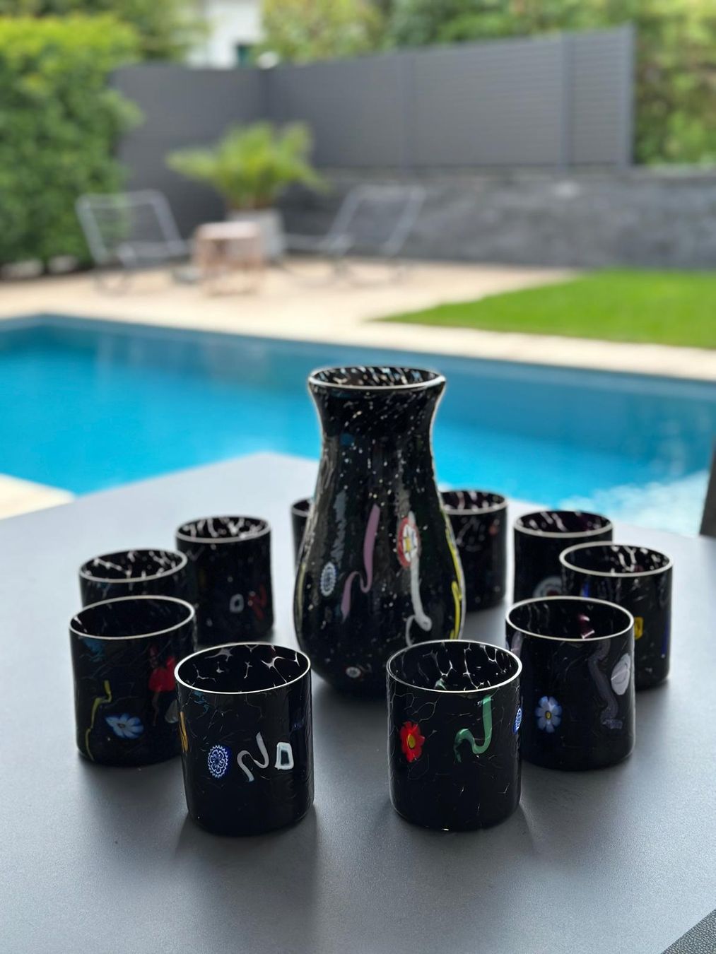 Murano Bicchieri: Murano Glas Set, Karaffe mit 10 Gläser, Schwarz – Nuovo (secondo la descrizione) da Rudolfstetten venduto da Calanda12