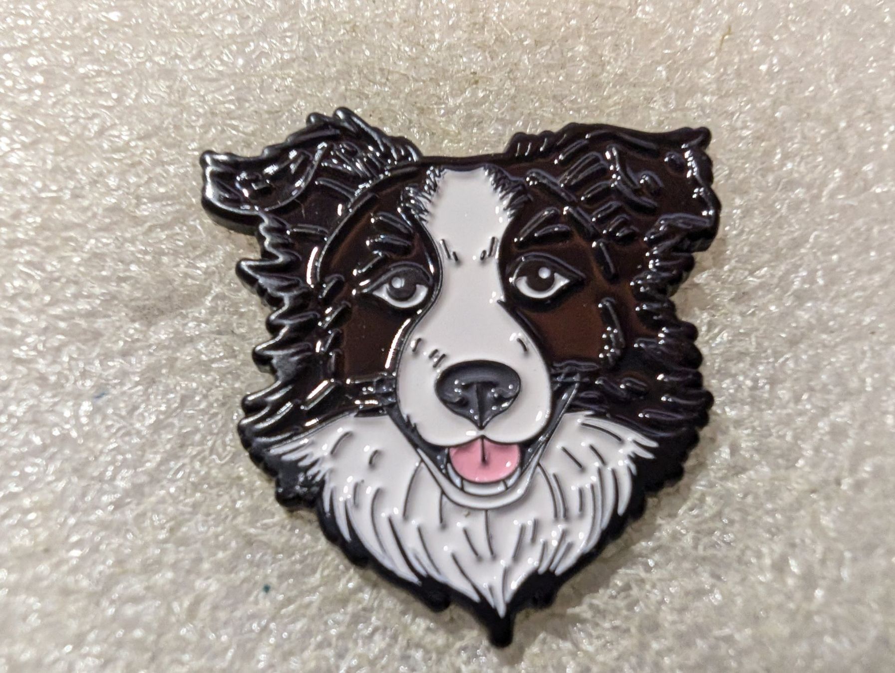 Plaketten & Abzeichen: Ansteckpin 96: Hund – Gebraucht aus Oppligen von Pin-Fall-Shop