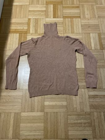 Rollkragenpullover beige gebraucht mit kleinem Loch