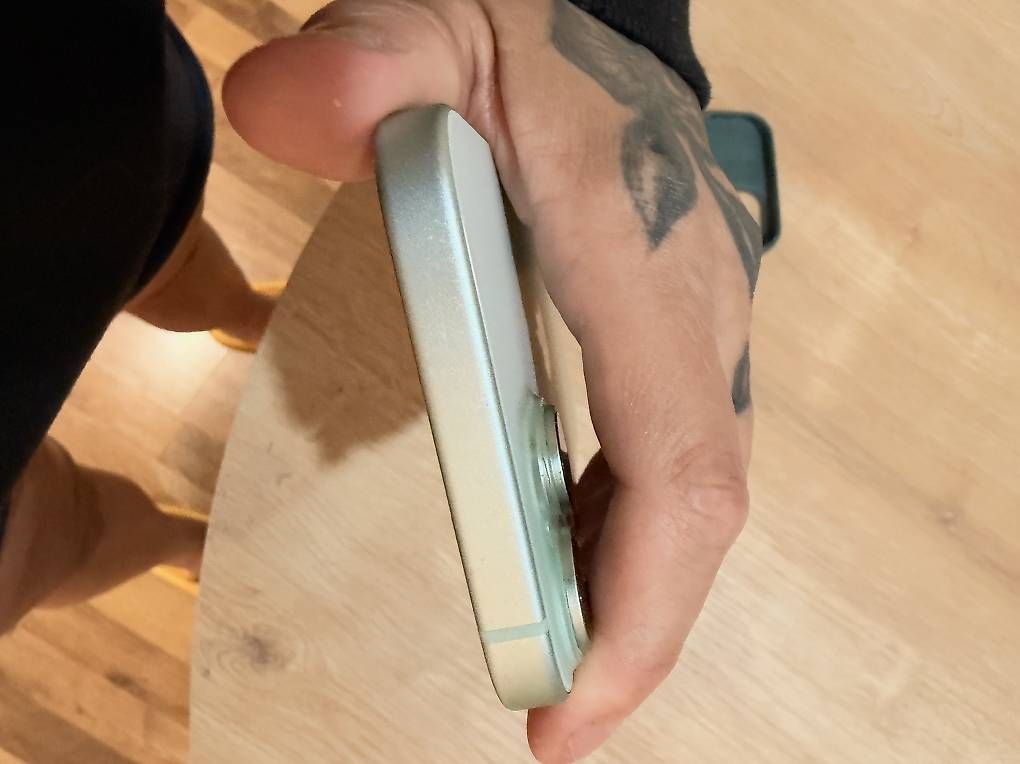 Telefoni cellulari / Smartphones: iPhone 15 – Usato da Balsthal venduto da tat_xg6p 4