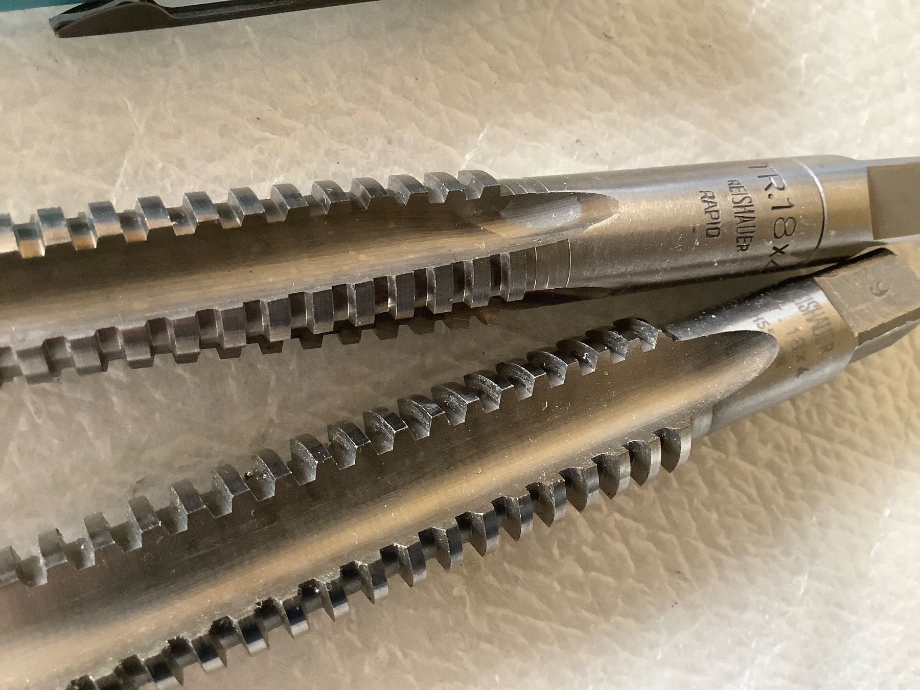 Reishauer Tutti gli attrezzi: Trapezgewindebohrer HSS Tr. 18x4 , 2-teilig, von REISHAUER – Usato da Widnau venduto da frohsinn7 3