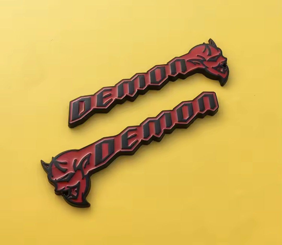 Dodge Alle Autoersatzteile: 2x Hellcat SRT Demon Emblem Metall Aufkleber – Neu und originalverpackt aus Escholzmatt von Lagano