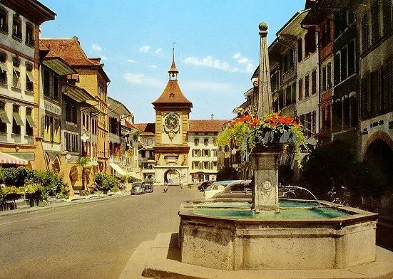 Cartoline postali: MURTEN Hauptstrasse - Auto, VW-Käfer - Stempel Bahn SBB – Usato da Jona venduto da philajona