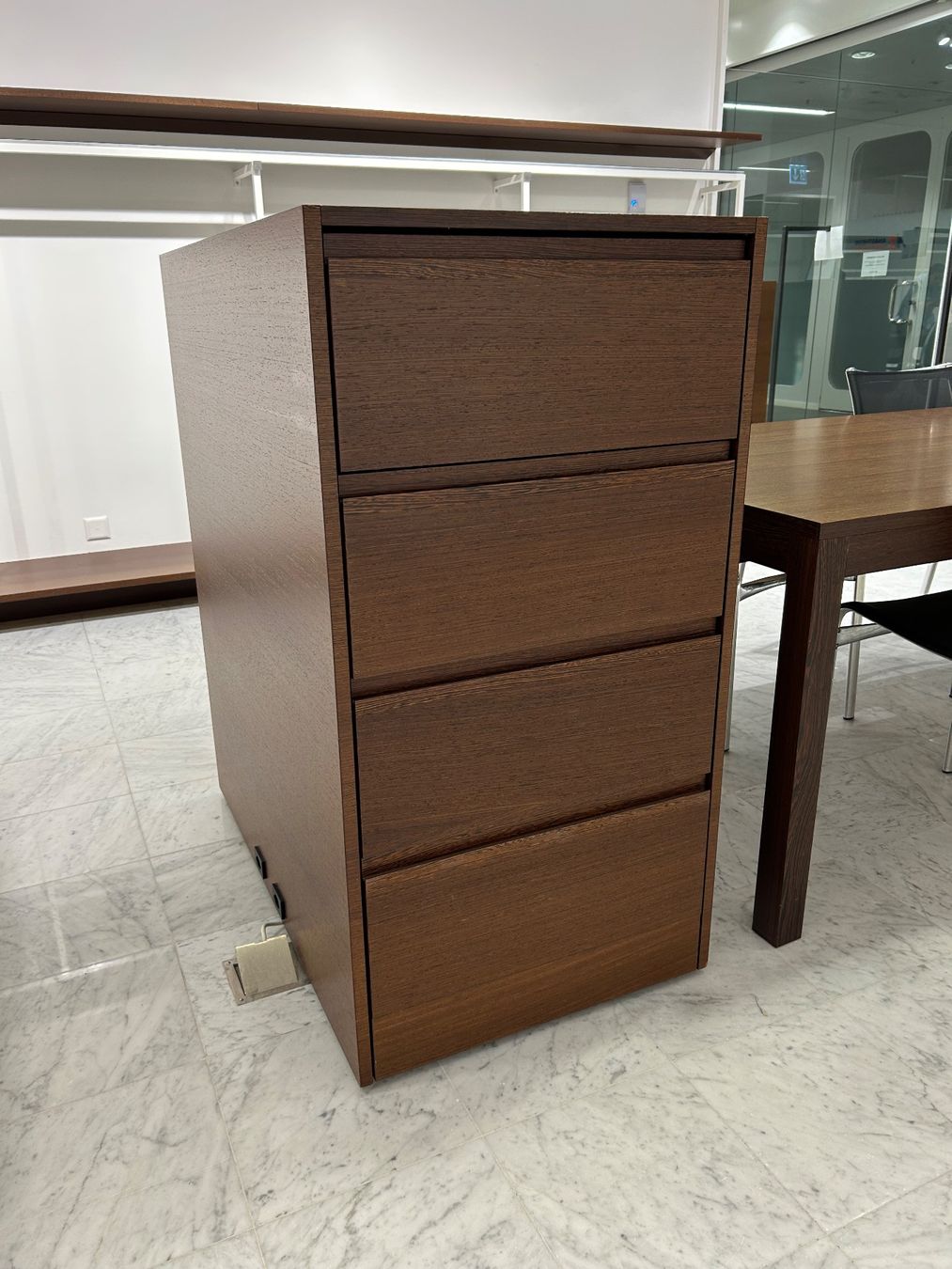 Cassettiere: Holz Kommode auf Rollen, beidseits 4 Schubladen – Nuovo (secondo la descrizione) da Glattpark(Opfikon) venduto da Cmberger