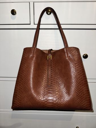 Braune Handtasche in Kroko-Optik
