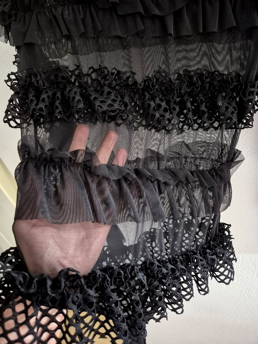 Top: Sheer Black Ruffle Bodysuit - Size M – Nuovo (secondo la descrizione) da Bern venduto da des_7cqy 3