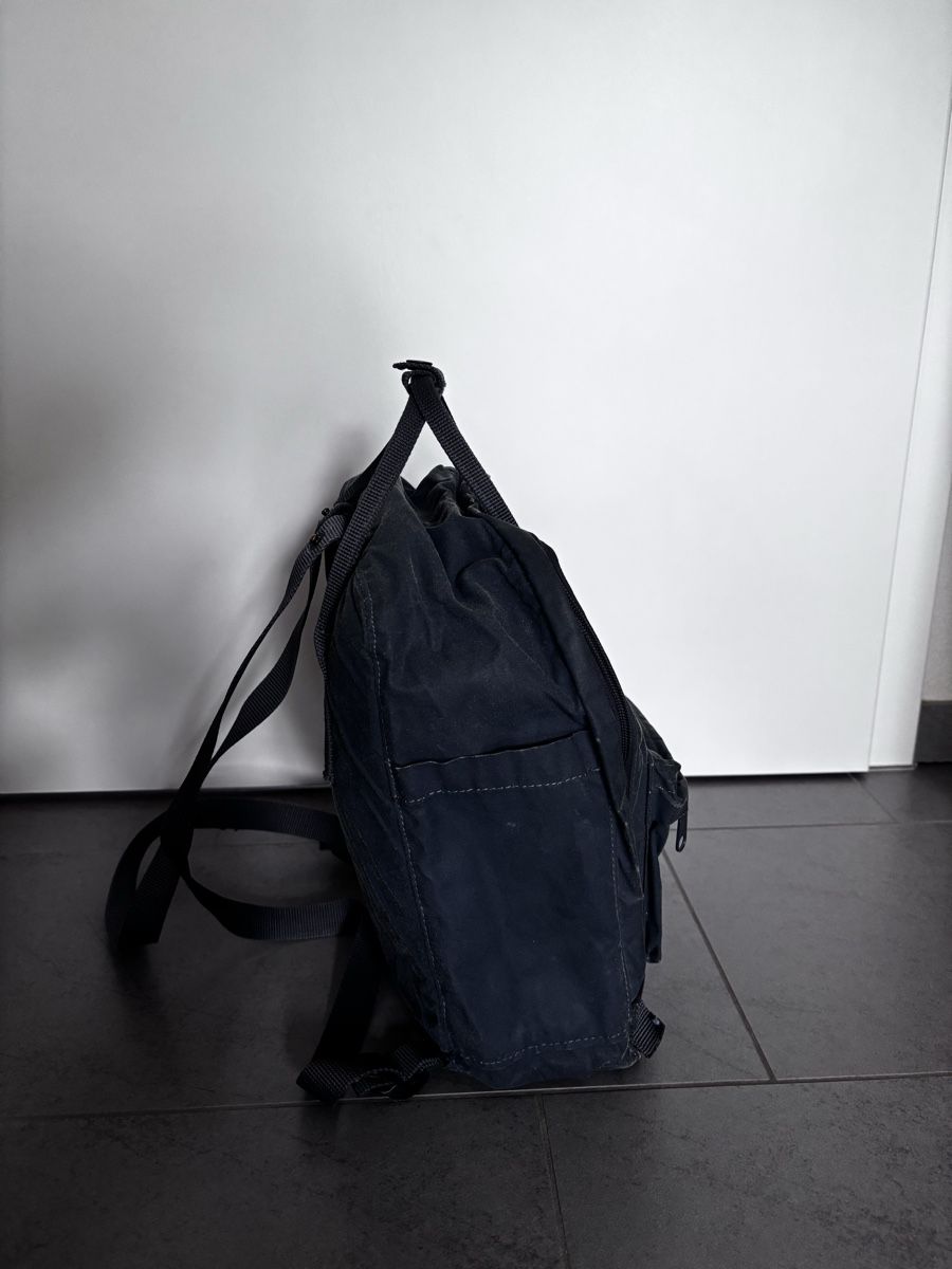 Fjällräven Zaini: Fjällräven Kanken Rucksack in Navy Blue – Usato da Dörflingen venduto da liviaaa.w 3