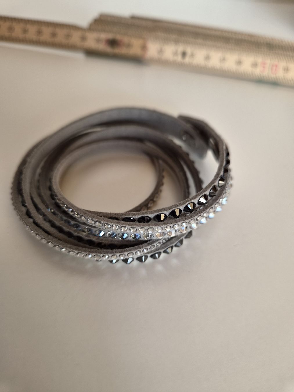 Armbänder & -reifen: Bracelet 5 tours cuir gris et strass  – Gebraucht aus Epautheyres von michoko01