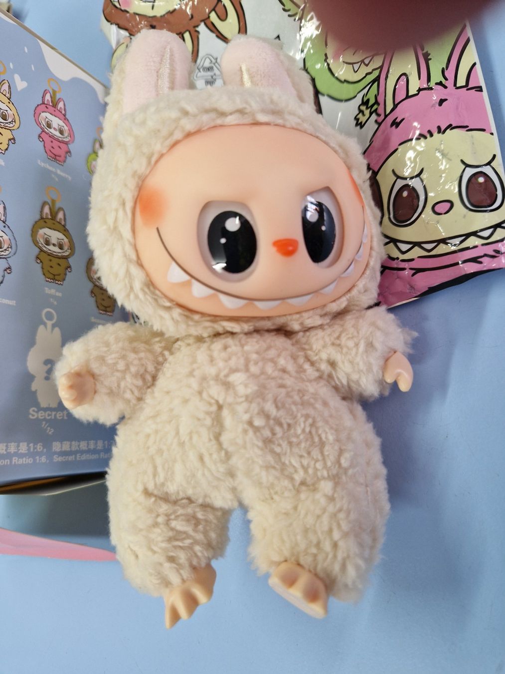 Statuette: Labubu BEIGE Monsters peluche 17 cm  NEUF – Nuovo e nell'imballaggio originale da St-Imier venduto da goodber 1